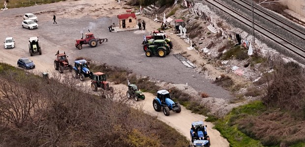 Aπέτισαν φόρο τιμής στο μνημείο για τα θύματα των Τεμπών